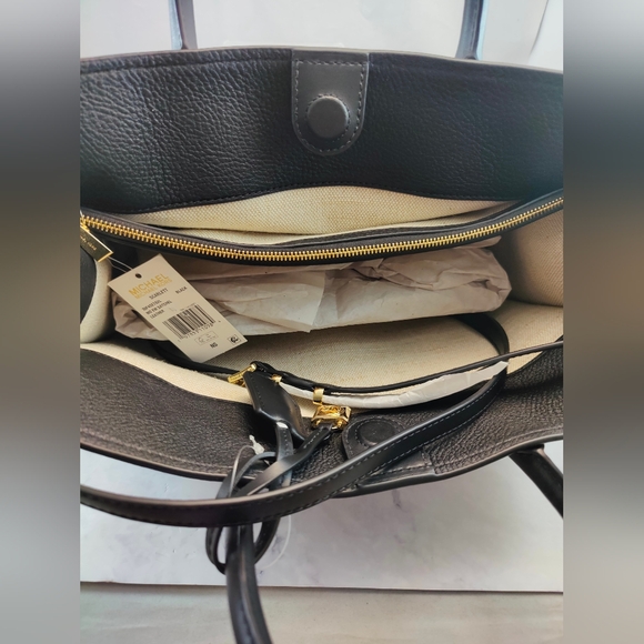 Michael Kors Scarlett Medium East/West Satchel Black Leather Gold HW - Picture 7 of 10